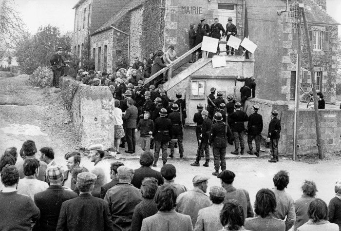 Trébrivan, 8 mai 1974, les forces de l'ordre tentent de déloger les manifestants qui ont envahi la mairie.